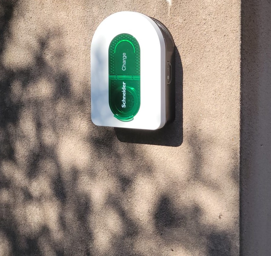 Borne Schneider Charge installée sur mur extérieur