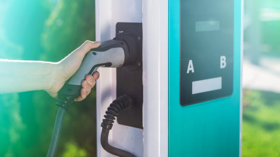 Branchement d'un câble sur une borne de recharge