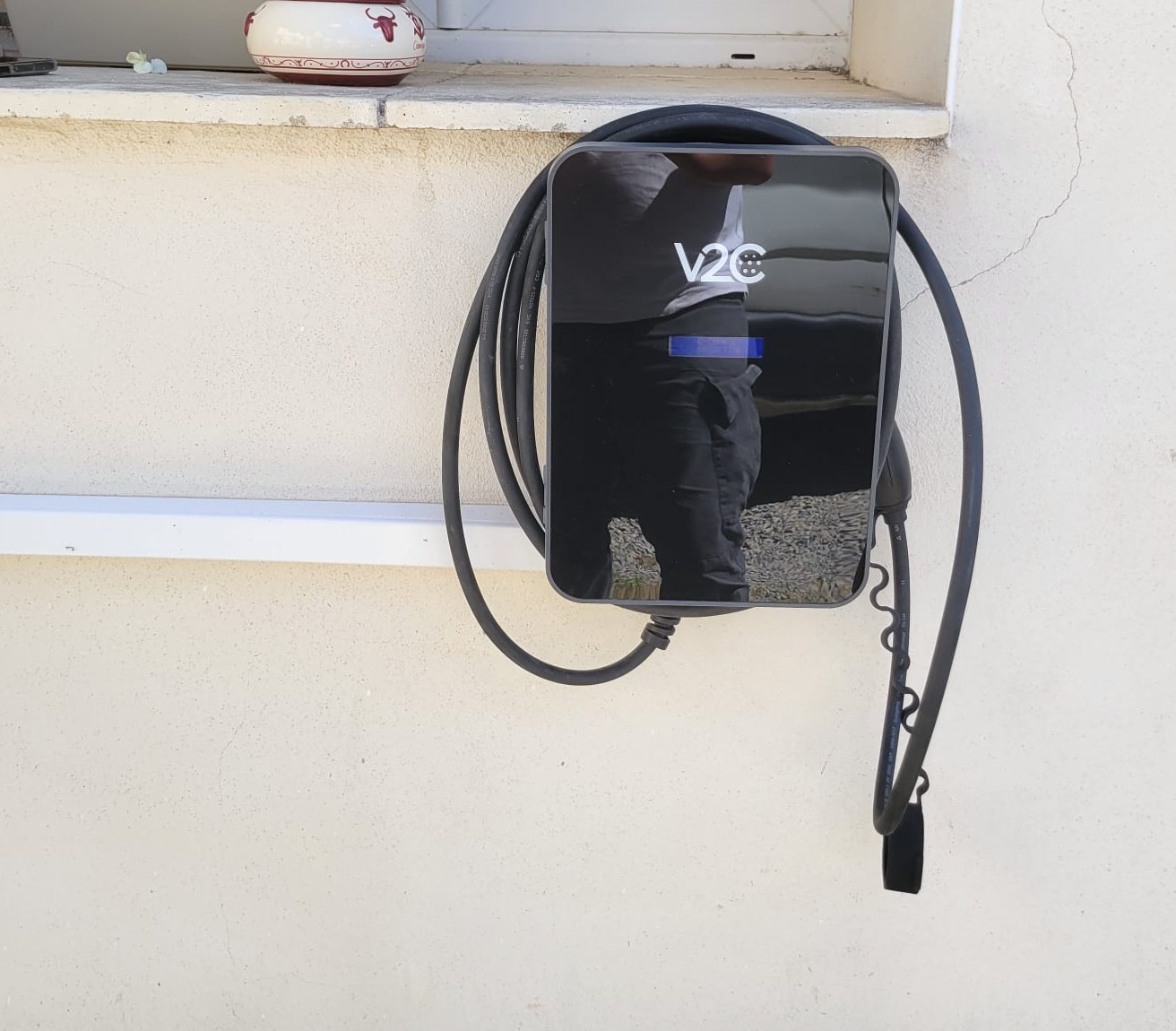 Borne de recharge V2C installée en façade chez un particulier